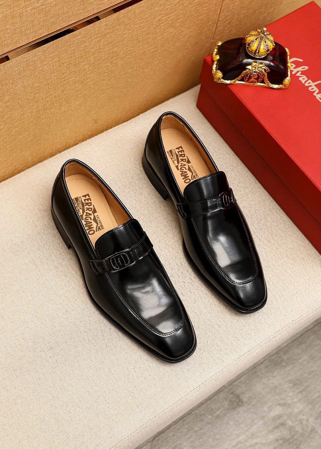Men's shoes💰480💰 Product trademark: Ferragamo "Ferragamo" casual leather shoes Regular size: 38-44 (45🉑️customized) Product materials: Selected imported first-layer open-edge beaded calfskin upper + original hardware buckle, imported water-dyed cowhide leather lining. Strong three-dimensional visual effect, combined outsole Color: 1⃣️color optional